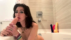 Close up fuck girl in big cock