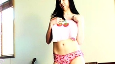 Hot Amateur Webcam Teen Masturbates For Their Fans