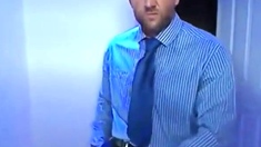Empresario batendo punheta