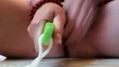 Wow, brush head insertion in her nice pussy